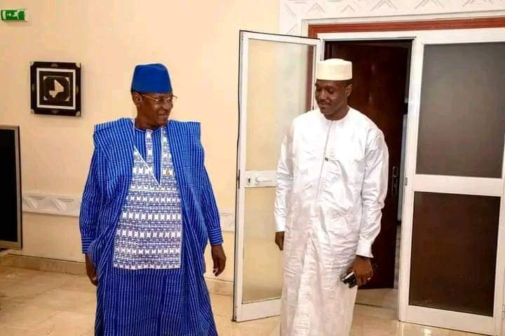 MALI : PASSATION DE SERVICE ENTRE LE PREMIER MINISTRE SORTANT, CHOGUEL KOKALLA MAÏGA, ET LE NOUVEAU PREMIER MINISTRE, LE GÉNÉRAL DE DIVISION ABDOULAYE MAÏGA