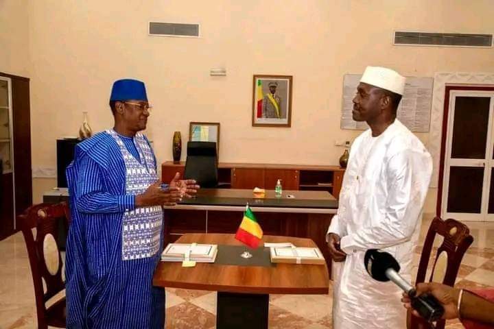 MALI : PASSATION DE SERVICE ENTRE LE PREMIER MINISTRE SORTANT, CHOGUEL KOKALLA MAÏGA, ET LE NOUVEAU PREMIER MINISTRE, LE GÉNÉRAL DE DIVISION ABDOULAYE MAÏGA