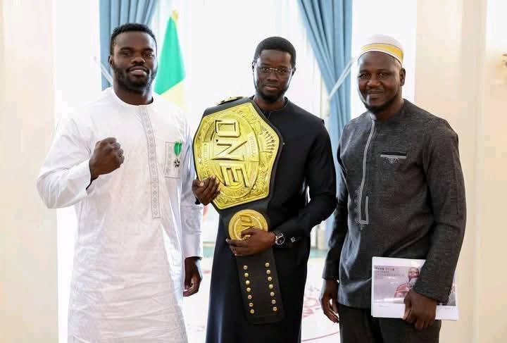 SÉNÉGAL: Le Président de la République, Son Excellence Bassirou Diomaye Faye, a reçu ce mardi 24 décembre 2024, en audience, Omar Kane, alias Reug Reug, champion du monde de MMA, et Mouhamed Tafsir Ba, champion de kick-boxing.
