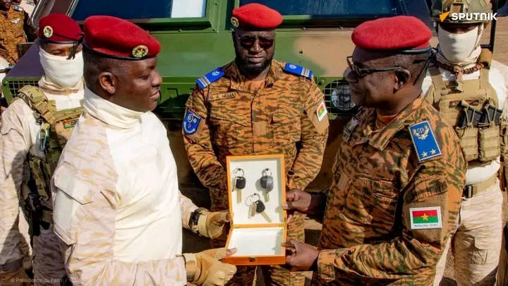 🔴23 décembre l'approche du Nouvel An, l'armée burkinabè a reçu de nouveaux véhicules et blindés.