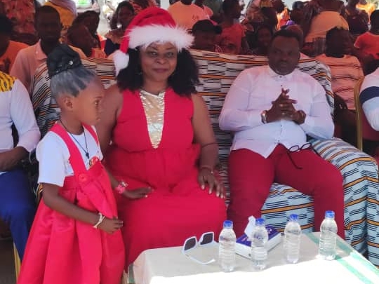 Celebration de la Noël / Bondoukou : Des enfants reçoivent des cadeaux.