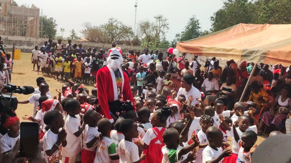 Celebration de la Noël / Bondoukou : Des enfants reçoivent des cadeaux.