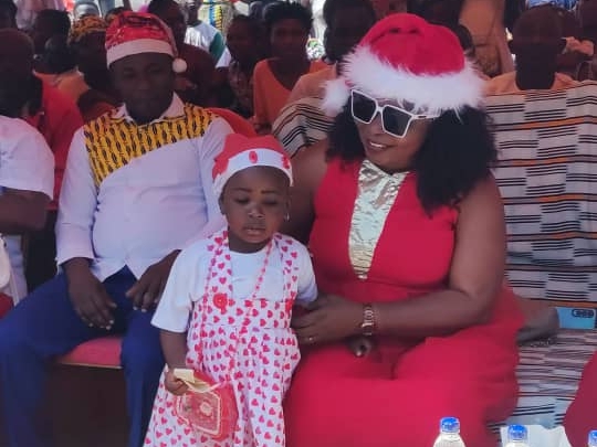 Celebration de la Noël / Bondoukou : Des enfants reçoivent des cadeaux.