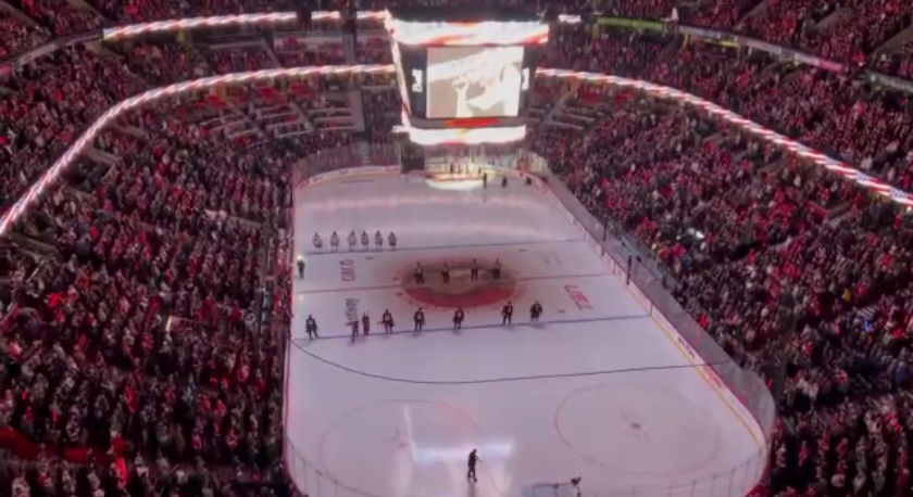 Les Canadiens ont exprimé leur désapprobation envers l'hymne américain avant le match de la LNH