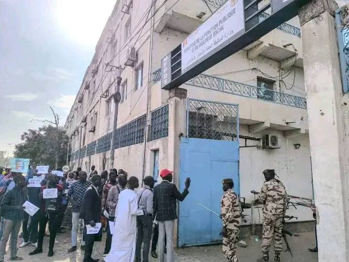 Tchad : Les diplômés de l’ENS manifestent devant le ministère de la Fonction publique pour leur intégration
