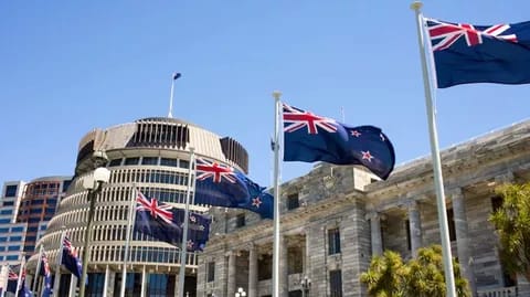 Démission du ministre néo-zélandais Andrew Bayly après un geste controversé : un signal fort sur l'éthique en politique