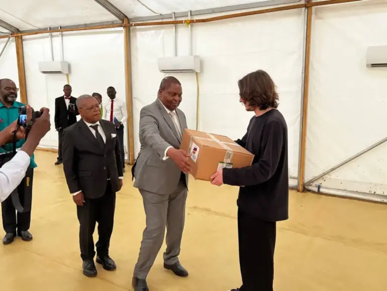 La Maison Russe a remis un important lot de médicaments contre le VIH/SIDA au Ministère Centrafricain de la Santé