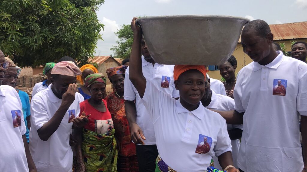 Hommage royal à Yebou-Yebou : 35 ans après, le chef ADOUKONOU Ognandon immortalisé à travers la fontaine “Omi-àyɛ̀”