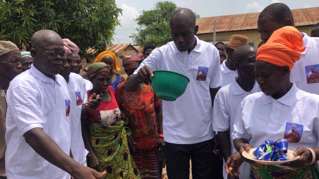 Hommage royal à Yebou-Yebou : 35 ans après, le chef ADOUKONOU Ognandon immortalisé à travers la fontaine “Omi-àyɛ̀”