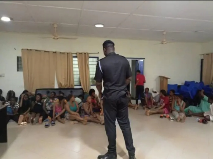 Prostitution et trafic de drogue : 32 femmes nigérianes et 10 hommes ghanéens arrêtés lors d’une vaste opération policière