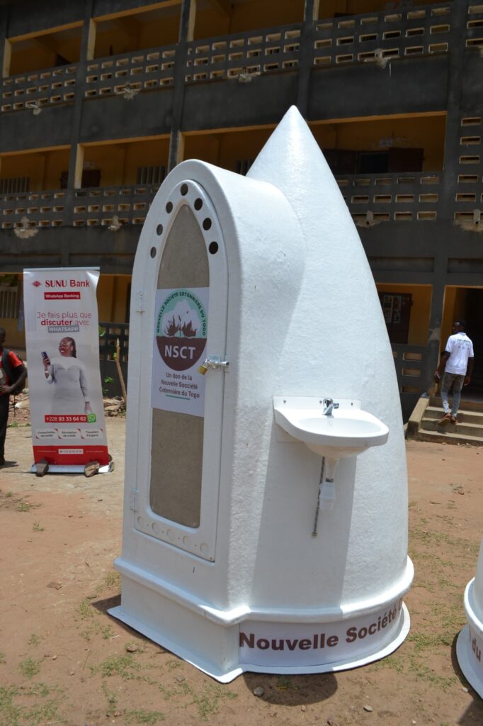 Togo/la Nouvelle Société Cotonnière du Togo (NSCT) équipe le Lycée d’Atakpamé de deux blocs sanitaires pour filles.