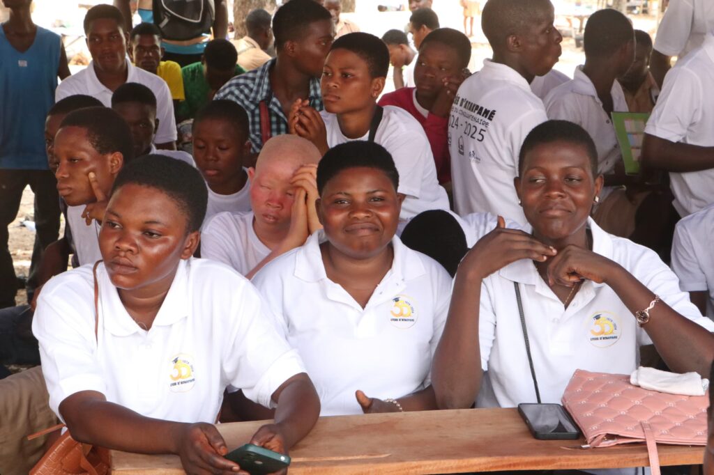 Togo/la Nouvelle Société Cotonnière du Togo (NSCT) équipe le Lycée d’Atakpamé de deux blocs sanitaires pour filles.