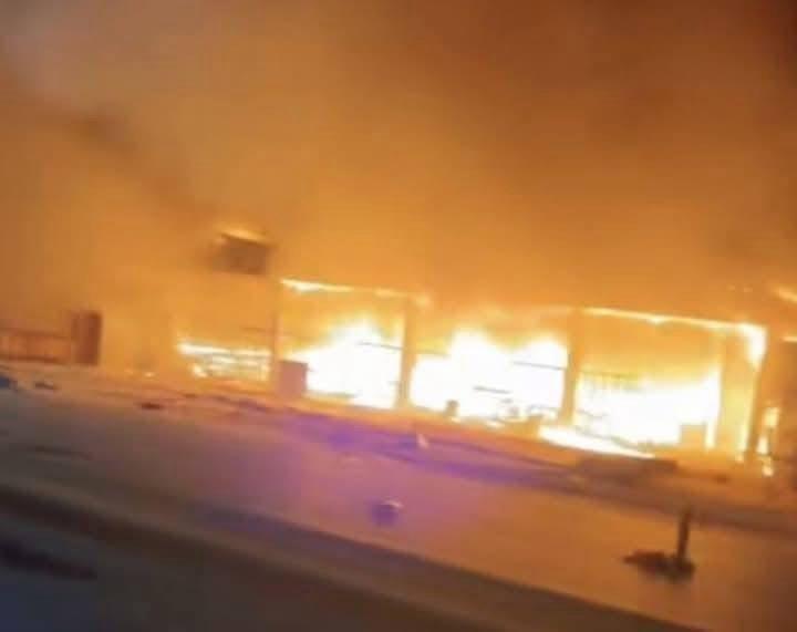 Violente flambée de colère à Bobo-Dioulasso : un maquis incendié après la mort d’un jeune