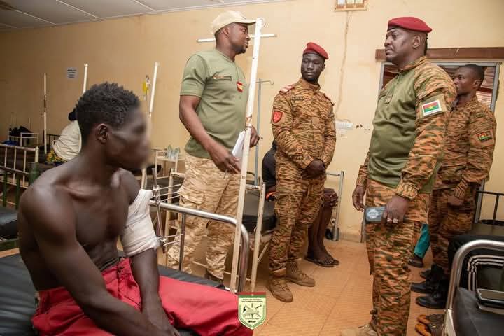 Centre Médical Militaire de Kaya : Le Lieutenant-Colonel Mahamady SAWADOGO au chevet des VDP blessés
