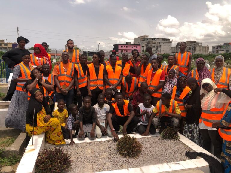 ‎Société / Koumassi : Des jeunes dans le cimetière municipal‎‎