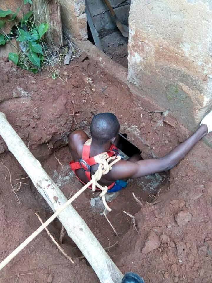 BÉNIN – Drame à Allada : un nouveau-né jeté dans une fosse septique, sauvé in extremis par les sapeurs-pompiers