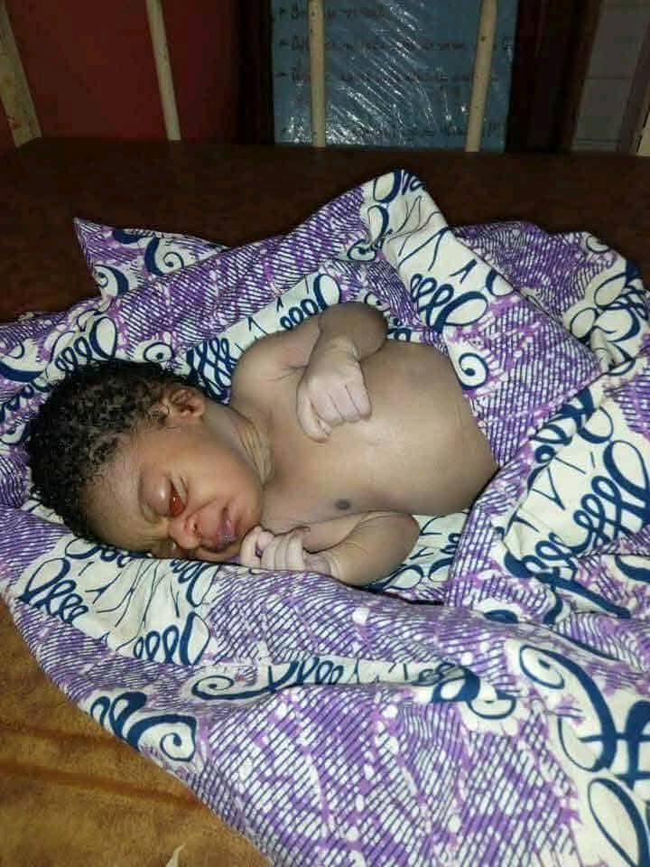 BÉNIN – Drame à Allada : un nouveau-né jeté dans une fosse septique, sauvé in extremis par les sapeurs-pompiers