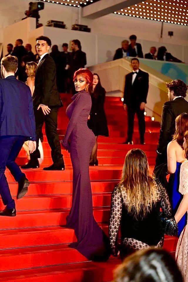 Diana Bouli foule pour la première fois le prestigieux tapis rouge du Festival de Cannes : Une fierté camerounaise en pleine lumière