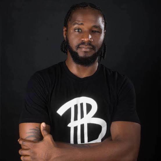 Togo : Le rappeur engagé Amron arrêté de nuit à son domicile — la société civile dénonce un « kidnapping d’État »