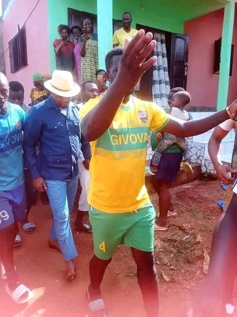 Cameroun : Samuel Eto’o au chevet de la famille d’Emmanuel Kundé, légende disparue du football camerounais