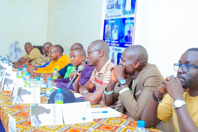 Tambacounda célèbre la poésie : Kaawba dévoile L’Écrin des Vers lors d’une dédicace mémorable