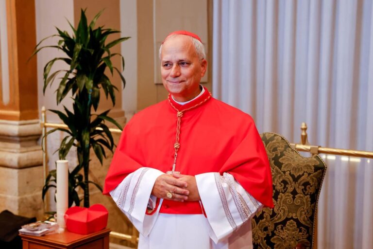 Fumée blanche au Vatican : le cardinal américain Robert Prevost devient le pape Léon XIV.