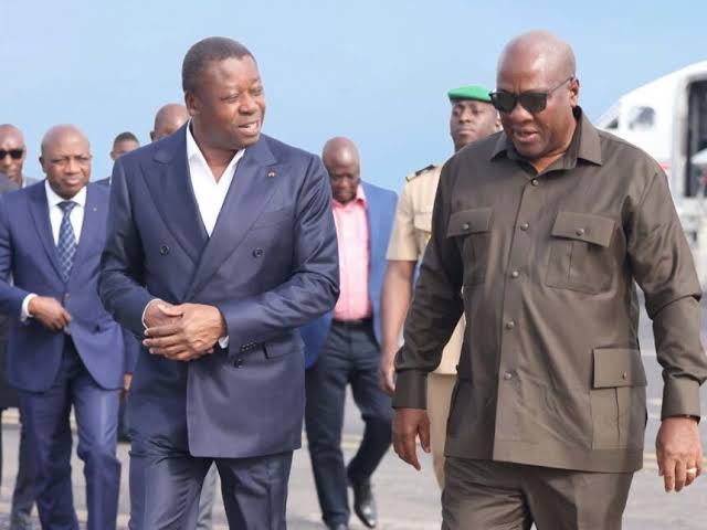 Ghana – Crise institutionnelle : John Dramani Mahama menacé de destitution pour un voyage au Togo en l'absence de sa vice-présidente