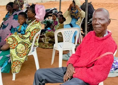 BAC 2025: à Calavi, un septuagénaire transforme l’attente des parents de candidats en opportunité économique.