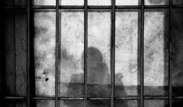 Tension diplomatique : Paris exige la libération de deux ressortissants détenus en Iran après une frappe sur la prison d’Evin