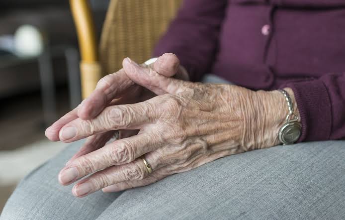 À 82 ans, une Française s’installe en Côte d’Ivoire avec un jeune de 28 ans : son fils crie à l’escroquerie sentimentale