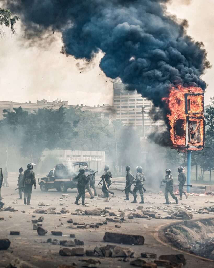 KENYA – MANIFESTATIONS RÉPRIMÉES DANS LE SANG : DEUX MORTS PAR BALLE ET UNE CENSURE MÉDIATIQUE