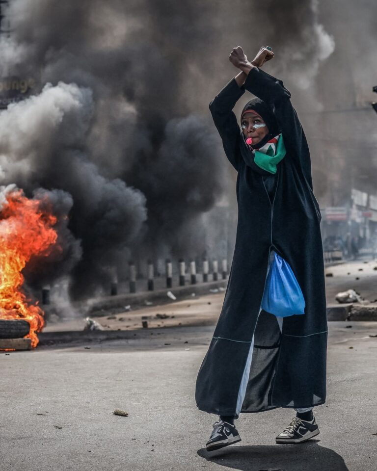 KENYA – MANIFESTATIONS RÉPRIMÉES DANS LE SANG : DEUX MORTS PAR BALLE ET UNE CENSURE MÉDIATIQUE