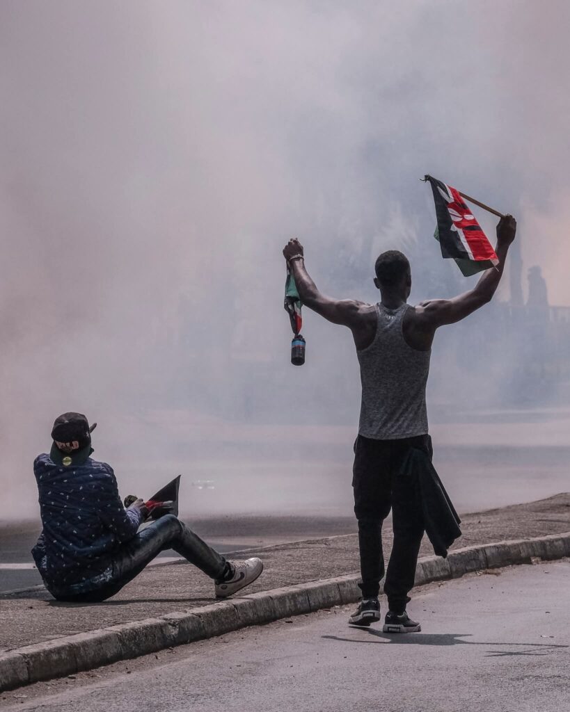 KENYA – MANIFESTATIONS RÉPRIMÉES DANS LE SANG : DEUX MORTS PAR BALLE ET UNE CENSURE MÉDIATIQUE