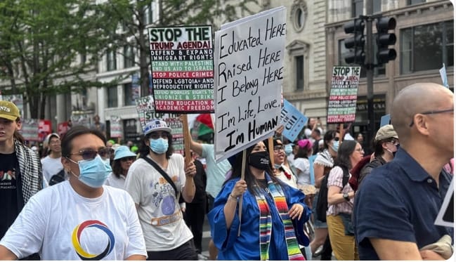 Des Manifestants à Chicago Condamnent les Politiques Migratoires Américaines