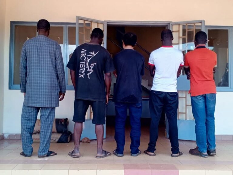 BOBO-DIOULASSO : CINQ INDIVIDUS ARRÊTÉS POUR FABRICATION ET VENTE DE “FAUX GASOIL”