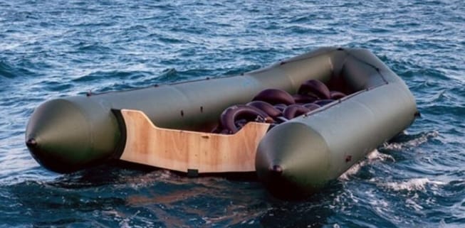 Pas-de-Calais : Des gendarmes français crèvent un bateau de migrants pour éviter une traversée périlleuse