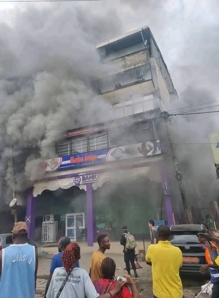 🔥 Cameroun – Enorme incendie en cours à Douala, au quartier Akwa : la banque CCA touchée