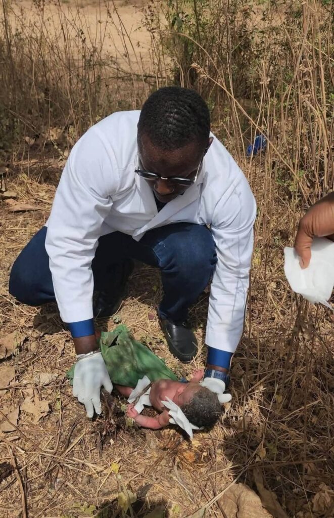 Burkina Faso - Abandonné sous le soleil, sauvé par un homme au grand cœur : l’histoire bouleversante d’un bébé devenu symbole d’espoir