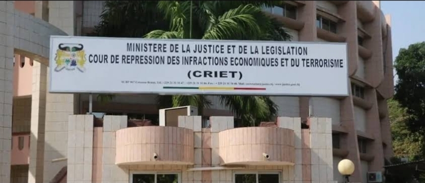 BENIN / CRIET – Vie privée bafouée, justice saisie : un jeune homme devant la cour pour vidéos intimes et escroquerie