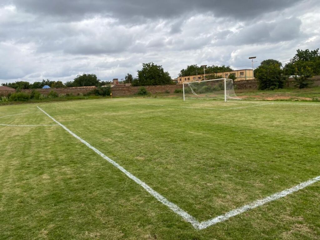 Togo/Dapaong : Le football reprend ses droits avec une pelouse en gazon naturel au stade municipal.