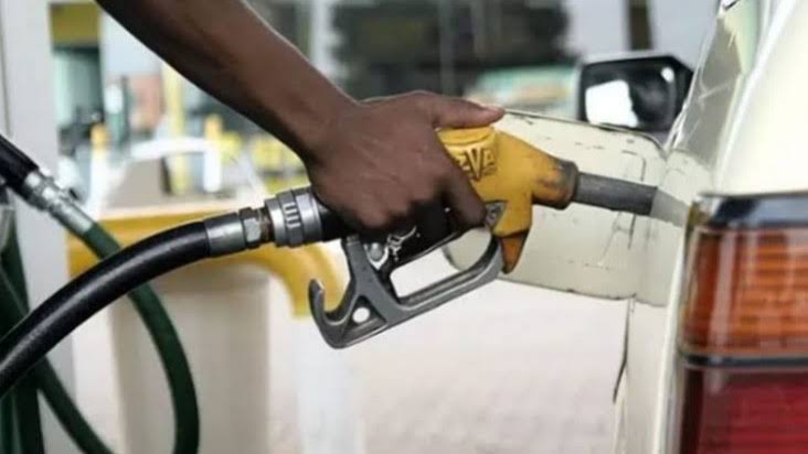 Ghana : Le président John Mahama supprime les indemnités de carburant pour les fonctionnaires au profit de l’énergie