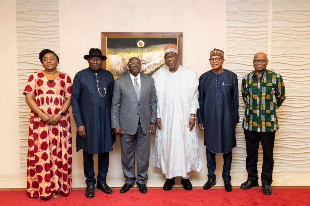 🇨🇮 Côte d’Ivoire – Diplomatie régionaleLe Vice-Président ivoirien reçoit les anciens Présidents Yayi Boni, Goodluck Jonathan et Ibn Chambas dans le cadre du Forum des Sages