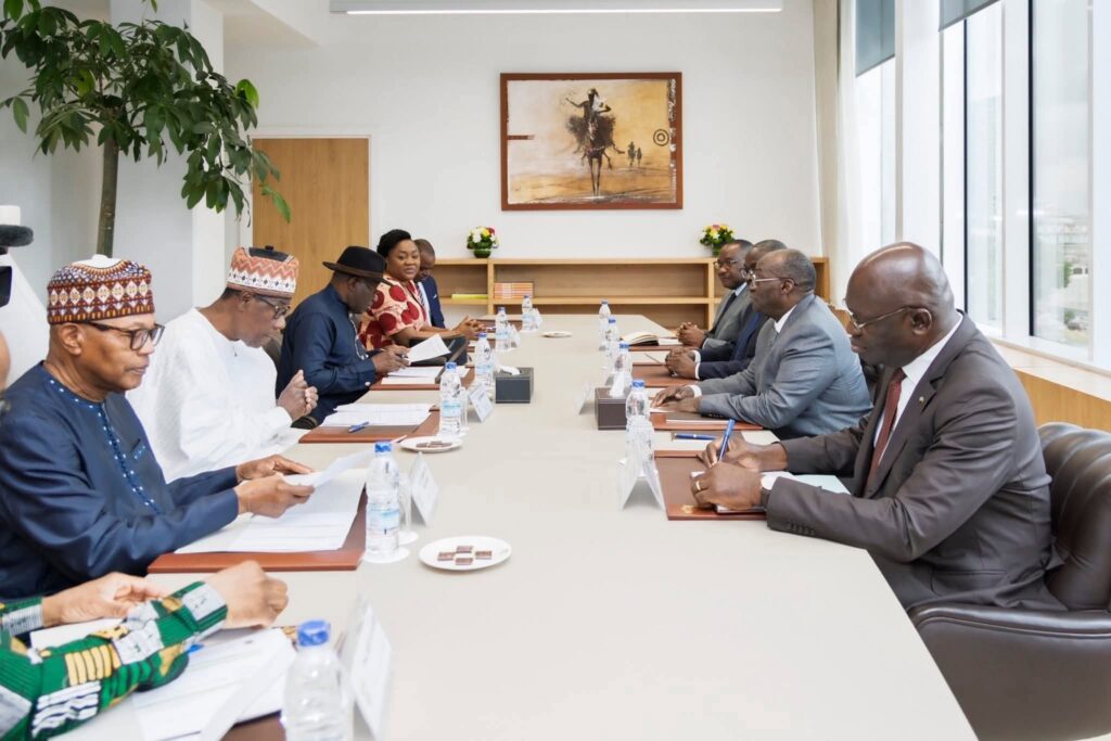 🇨🇮 Côte d’Ivoire – Diplomatie régionaleLe Vice-Président ivoirien reçoit les anciens Présidents Yayi Boni, Goodluck Jonathan et Ibn Chambas dans le cadre du Forum des Sages