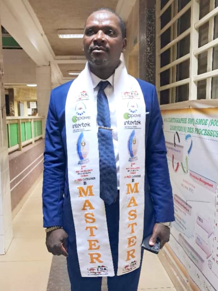 Soutenance à l’ESA : M. Dzinadza Kwami Edem explore comment la MGPCC DEKAWOWO peut s’orienter vers des investissements responsables pour une croissance durable et inclusive.
