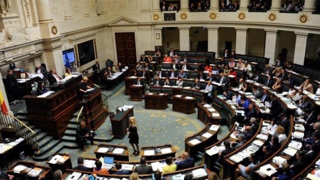 Belgique : Le Parlement serre la vis sur le regroupement familial et vise l'Iran