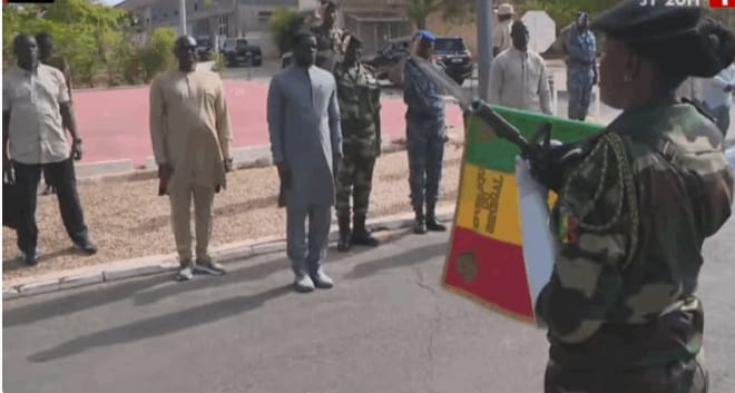Fin d’une ère : les soldats français quittent le Sénégal, les bases remises à l’armée nationale