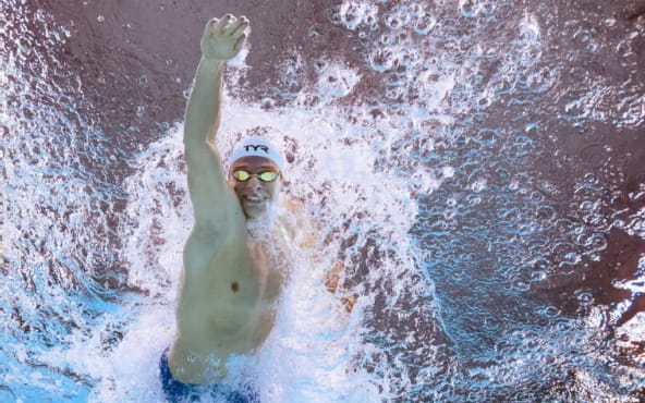 Léon Marchand explose le record du monde du 200 m quatre nages à Singapour