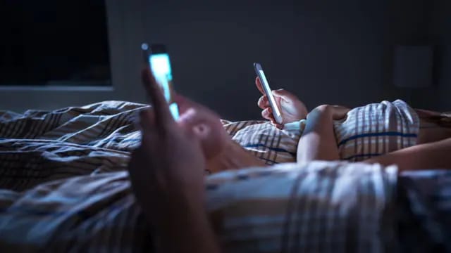 L’utilisation du téléphone dans le lit : un enjeu de santé publique à ne plus négliger