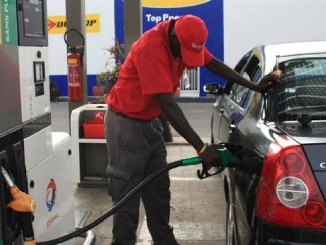 Ghana : Le président John Mahama supprime les indemnités de carburant pour les fonctionnaires au profit de l’énergie