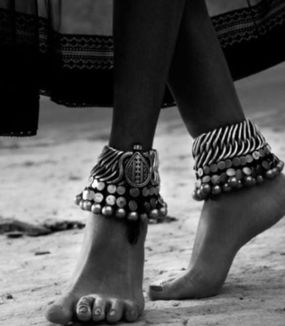 Le Bracelet de Cheville : Entre Tradition, Symbolisme et Mode Contemporaine